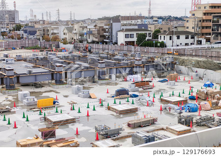 大規模建設現場 基礎工事と鉄骨構造の組立風景 大規模建設現場 基礎工事と鉄骨構造の組立風景 129176693
