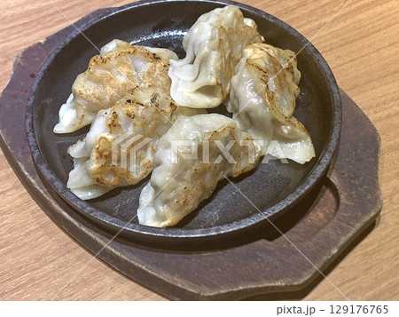 鉄鍋餃子、鉄板餃子　鉄板焼き餃子　鉄板ぎょうざ 129176765