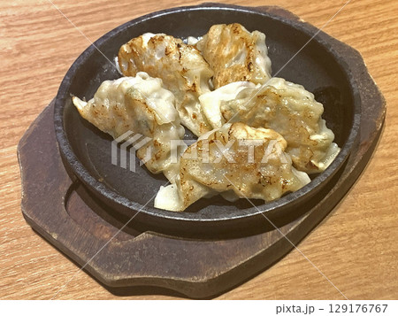 鉄鍋餃子、鉄板餃子　鉄板焼き餃子　鉄板ぎょうざ 129176767