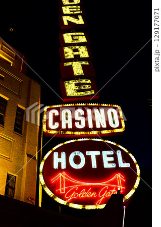 アメリカ ネバダ州 ラスベガス ダウンタウンのネオンサイン 129177071