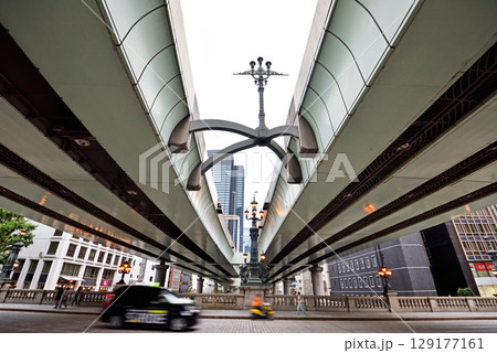 東京の日本橋の下を通り過ぎるタクシー 東京の日本橋の下を通り過ぎるタクシー 129177161