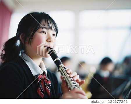 クラリネットを演奏する吹奏楽部の中学生女子 129177241