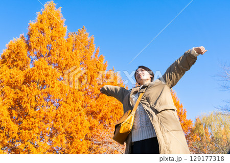 紅葉を楽しむ女性 ライフスタイルイメージ 紅葉を楽しむ女性 ライフスタイルイメージ 129177318