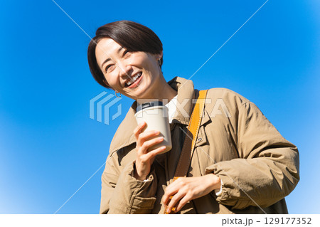 屋外でホットドリンクを飲む　ライフスタイルイメージ 129177352
