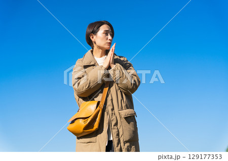 冬空に凍える女性　ライフスタイルイメージ 129177353
