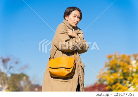 冬空に凍える女性　ライフスタイルイメージ 129177355