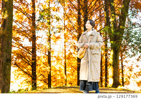 紅葉を楽しむ女性 ライフスタイルイメージ 紅葉を楽しむ女性 ライフスタイルイメージ 129177369