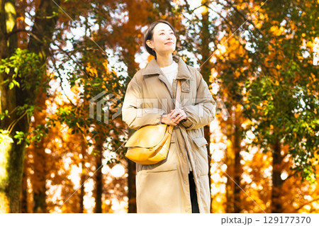 紅葉を楽しむ女性 ライフスタイルイメージ 紅葉を楽しむ女性 ライフスタイルイメージ 129177370