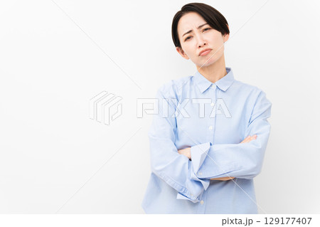 長袖シャツを着ている女性 長袖シャツを着ている女性 129177407