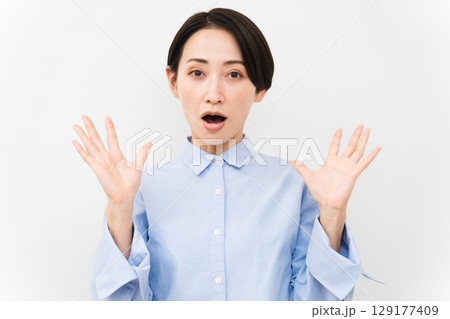 長袖シャツを着ている女性 129177409