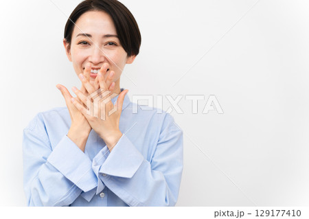 長袖シャツを着ている女性 長袖シャツを着ている女性 129177410