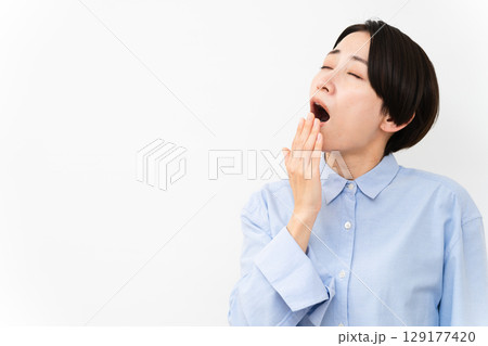 長袖シャツを着ている女性 129177420