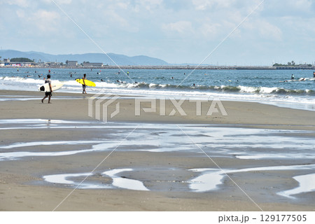 辻堂海岸で海に向かって歩くサーファー 129177505