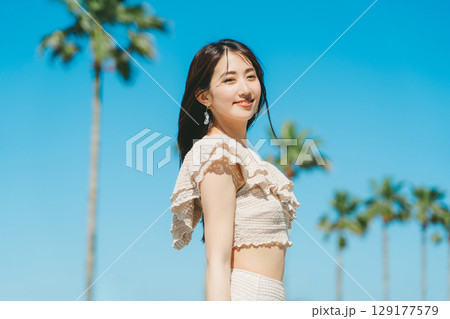 若い女性のビーチリゾートイメージ 129177579
