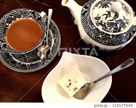 ティーポットとカップ&ソーサー 129177649