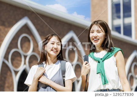 キャンパスの大学生 129177830