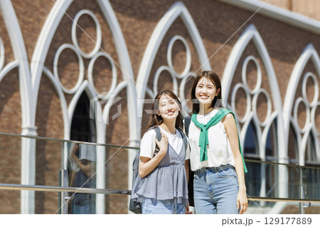 キャンパスの大学生 129177889