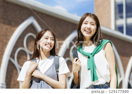 キャンパスの大学生 129177890