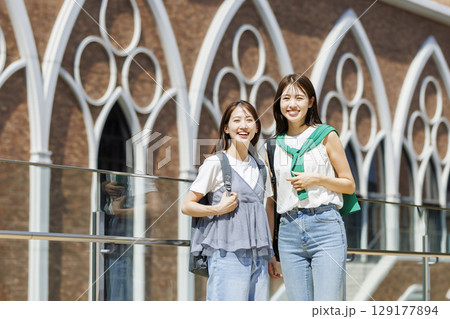 キャンパスの大学生 キャンパスの大学生 129177894