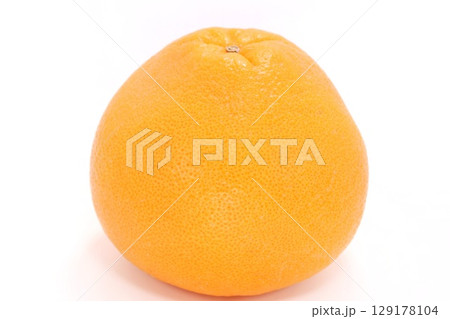 グレープフルーツ 丸ごと1個 明るい背景 グレープフルーツ 丸ごと1個 明るい背景 129178104