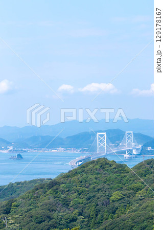 淡路島から見た鳴門海峡と大鳴門橋 129178167