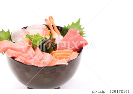海鮮丼　海老　マグロ　サーモン　明るい背景 129178191
