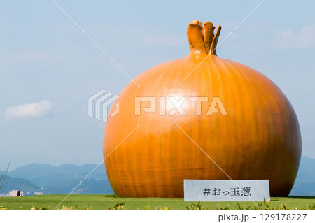 うずの丘と玉ねぎオブジェ 129178227