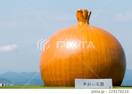うずの丘と玉ねぎオブジェ 129178228