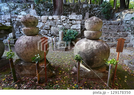 紫式部と和泉式部の供養塔 129178350