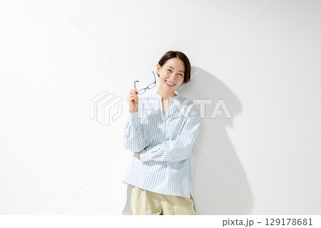 メガネを持った女性 メガネを持った女性 129178681
