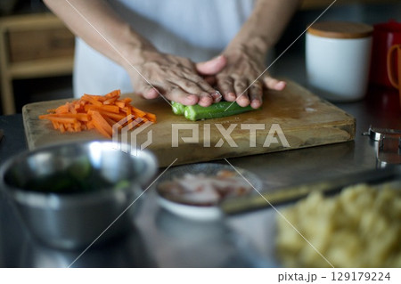 ヘタを切ったオクラを塩揉みしているところ 129179224