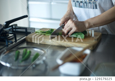 小松菜を切っているところ 129179225