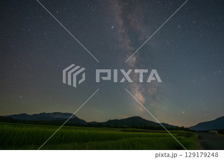 日本の鳥取県のとても美しい星空 129179248