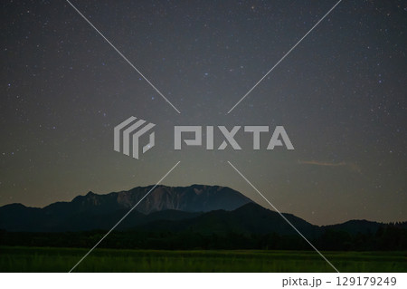 日本の鳥取県のとても美しい星空 129179249