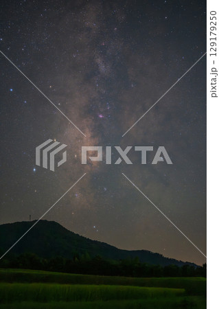 日本の鳥取県のとても美しい星空 129179250
