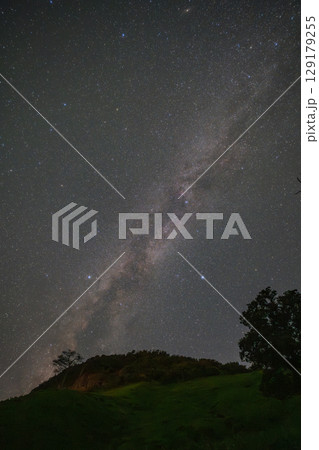 日本の鳥取県のとても美しい星空 129179255