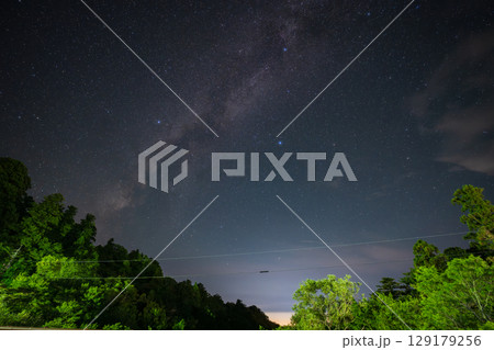 日本の鳥取県のとても美しい星空 129179256
