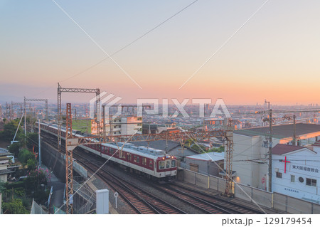 大阪を一望できる石切駅の夕焼け 大阪を一望できる石切駅の夕焼け 129179454