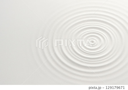 Soft circles on the surface of the water, minimalism and tranquility. Space for text. 129179671