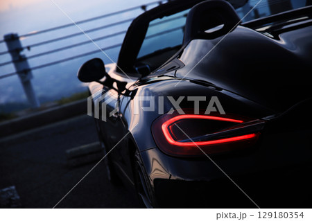 ツヤツヤの黒いオープンカー 129180354