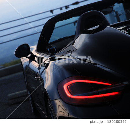 ツヤツヤの黒いオープンカー 129180355