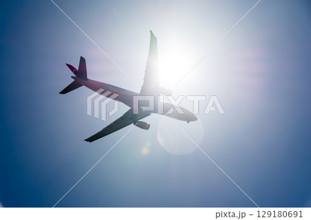 青空の下を上昇していく旅客機 ロンドン郊外のヒースロー空港近くにて 青空の下を上昇していく旅客機 ロンドン郊外のヒースロー空港近くにて 129180691