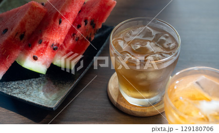 木漏れ日の中で味わう夏のごちそう 129180706