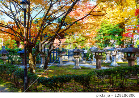 紅葉に包まれた慈眼堂 紅葉に包まれた慈眼堂 129180800