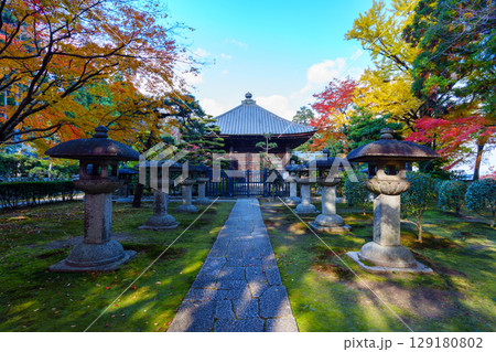 紅葉に包まれた慈眼堂 129180802