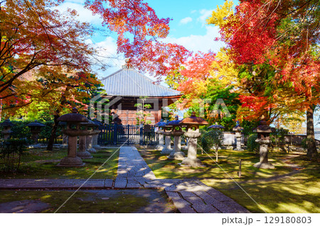 紅葉に包まれた慈眼堂 129180803