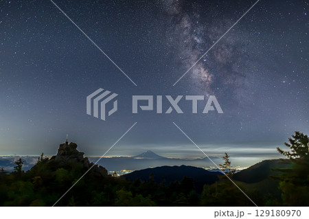星明かりに輝く天狗岩天空の剣と富士山にかかる天の川 129180970