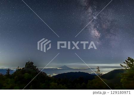 星明かりに輝く天狗岩天空の剣と富士山にかかる天の川 129180971