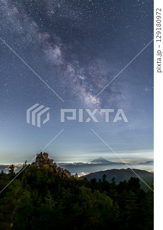 星明かりに輝く天狗岩天空の剣と富士山にかかる天の川 129180972