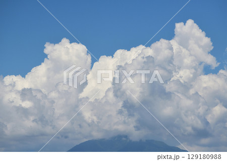 大山の上に湧く積乱雲 大山の上に湧く積乱雲 129180988